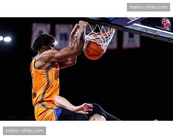 麦基高效两双回应年龄质疑 北京内线防守短板获关键补强