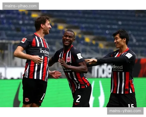 法兰克福防线年轻化 布朗蒂特搭档中卫成长过程面临考验